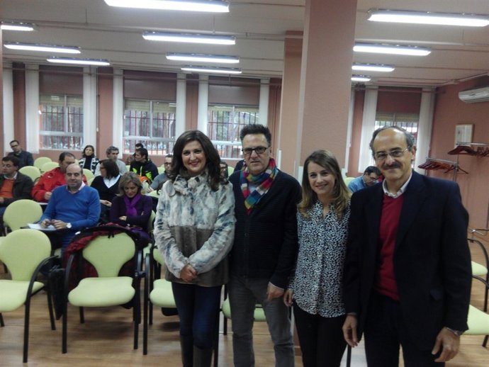 Caballero visita a los docentes en el curso sobre función directiva