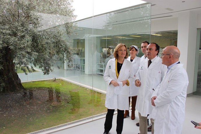 Carmen Ortiz visita la empresa Aceites Maeva en Escúzar (Granada) 