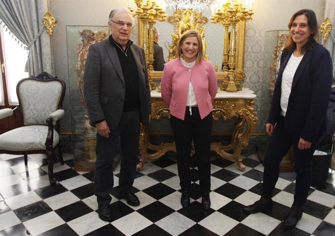 La presidenta de la Diputación de Cádiz con Si todos los puertos del mundo