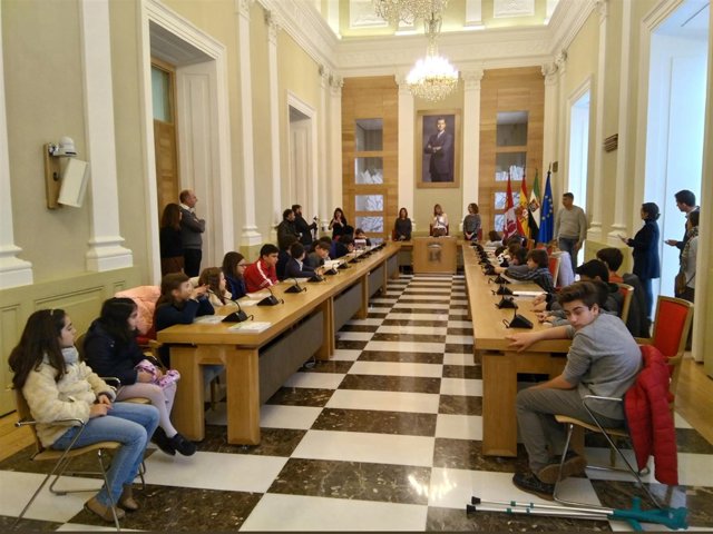 Niños superdotados visitan el Ayuntamiento de Cáceres
