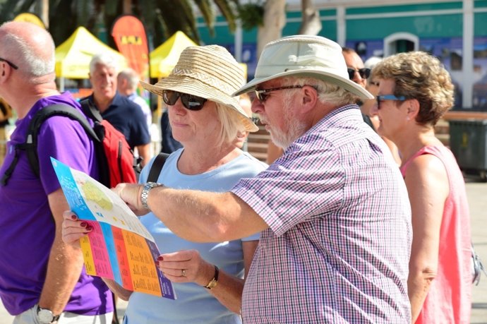 Turistas consultan información