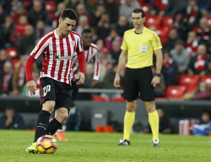 Aduriz anota de penalti