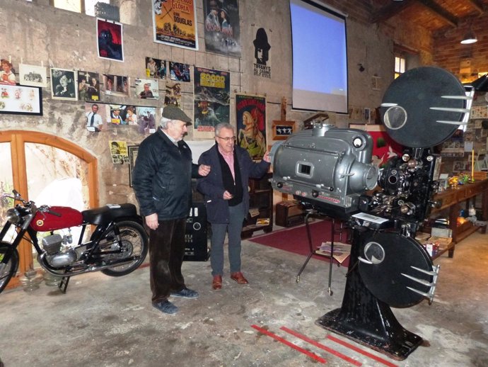 El alcalde de Les Borges Blanques, Enric Mir, visita el Museu de Cal Pauet