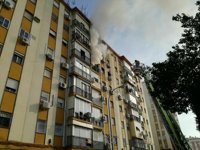 Sucesos.- Un anciano con quemaduras en el rostro y dos intoxicados por humo en un incendio en Ronda de Tejares