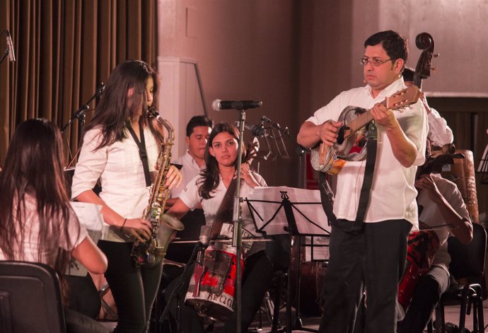 Favio Chávez dirige la Orquesta de instrumentos reciclados de Cateura