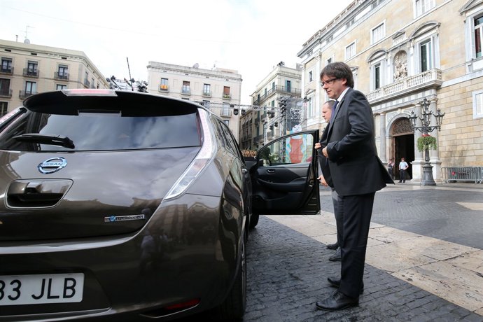 El Pte.C.Puigdemont Tras Bajarse Del Coche Eléctrico. 