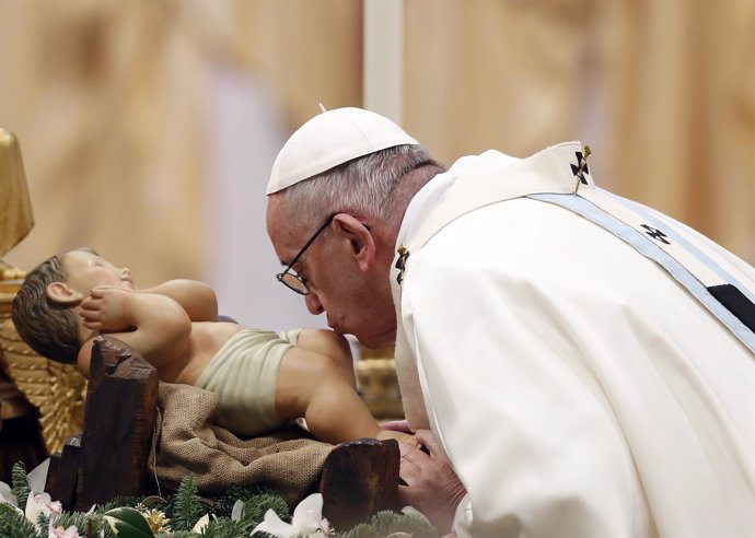 El Papa Francisco besa al niño Jesús