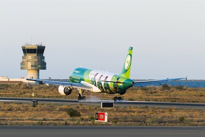 El Aeropuerto De Murcia San Javier Recibe Una Llamativa Visita