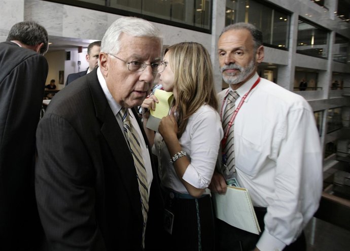 El senador republicano Mike Enzi (izquierda) llega al Senado.