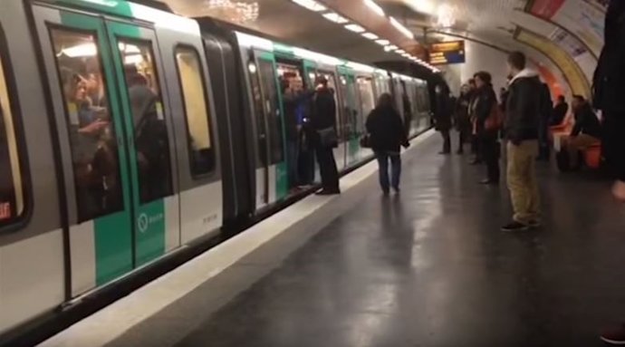 Aficionados del Chelsea impiden a un negro subir al metro de París