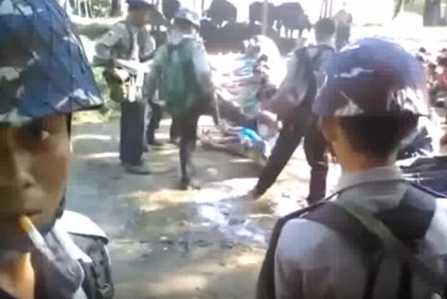 Agentes de Policía de Birmania golpeando a musulmanes rohingya