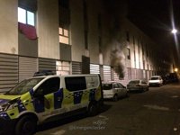 Intoxicados por humo un menor y dos adultos y un perro muerto por un incendio en Sevilla