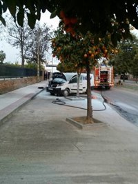 Sucesos.- Intoxicado por inhalación de humo el conductor de una furgoneta incendiada en Lora