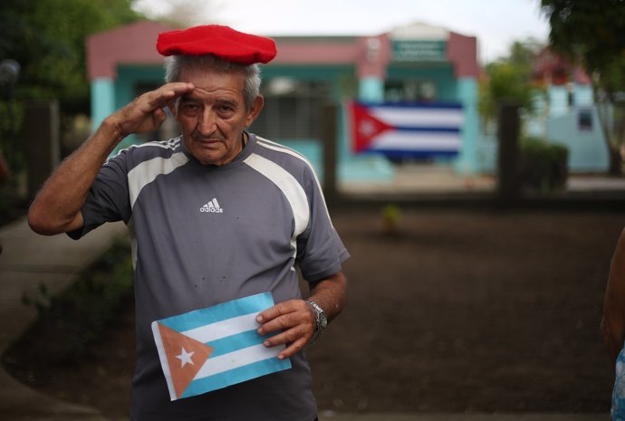 Un hombre espera la llegada de las cenizas de Fidel Castro a su ciudad