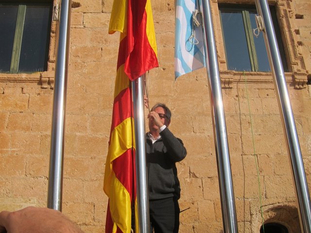 El alcalde de Torredembarra, Eduard Roviera, iza la bandera española