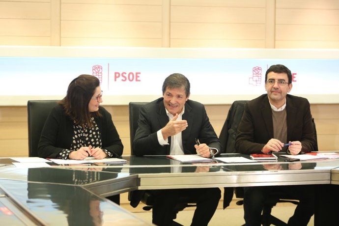 Javier Fernández y Mario Jiménez en la reunión de la Gestora del PSOE en Ferraz