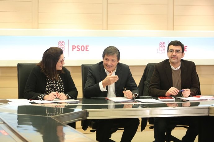 Javier Fernández y Mario Jiménez en la reunión de la Gestora del PSOE en Ferraz