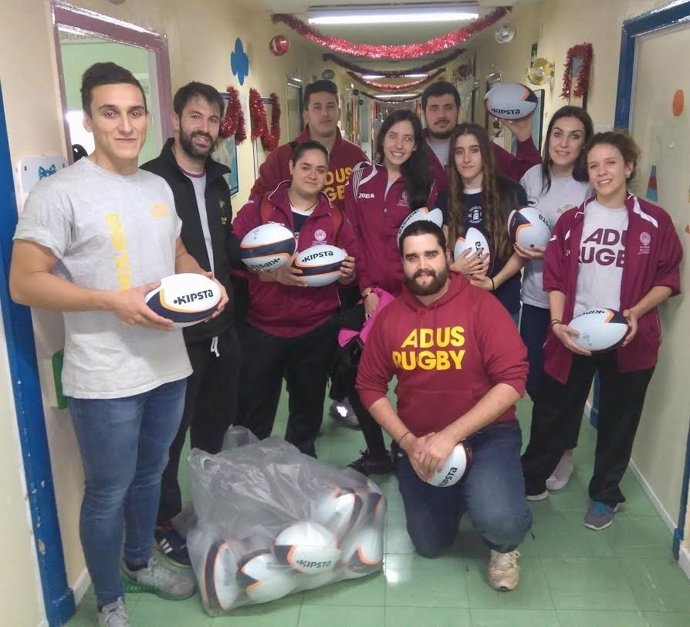Integrantes de los equipos de rugby de la USAL en la planta de Pediatría
