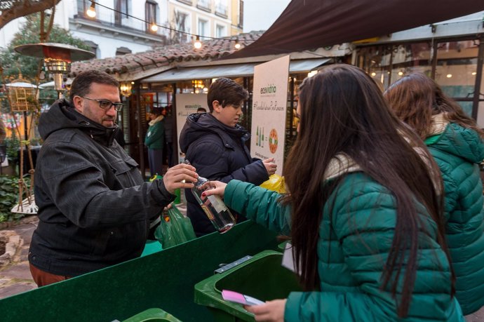 Ecovidrio reparte roscones de Reyes a los madrileños recicladores