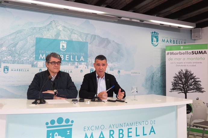 El alcalde de Marbella, José Bernal, y el edil de Turismo, Javier Porcuna