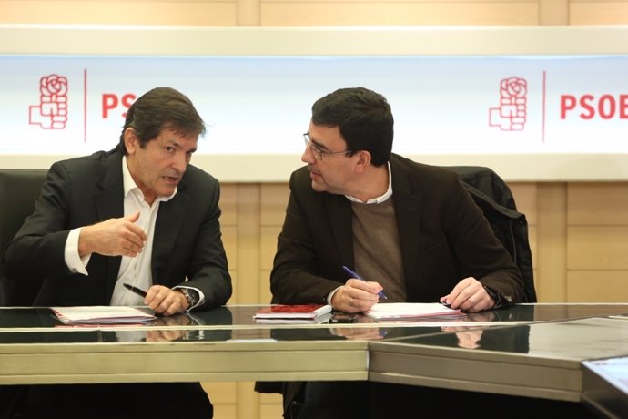 Javier Fernández y Mario Jiménez en la reunión de la Gestora del PSOE en Ferraz