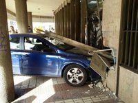 Atropellados en Sevilla dos menores y su padre al estrellarse un coche