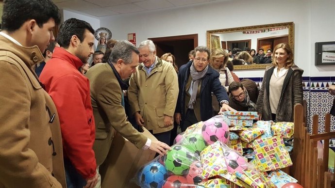 Entrega de los juguetes en el Pumarejo.