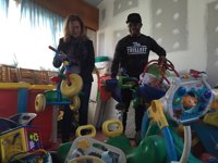 Barakaldo (Bizkaia) dona material escolar y juguetes a dos ONG de Senegal y Nigeria