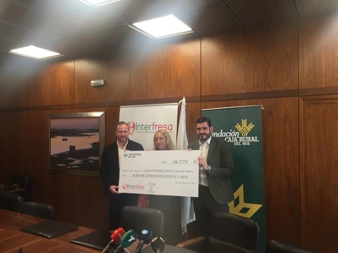 Felisa García (AECC) recibe el talón de Interfresa por valor de 8.777 euros