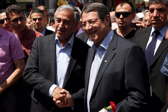 Akinci y Anastasiades estrechándose la mano, líderes chipriotas