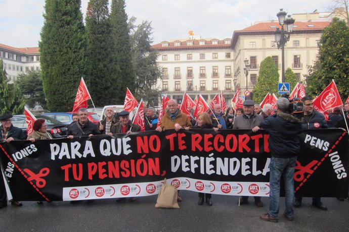 Protesta de los jubilados ante la Delegación de Gobierno de Asturias.