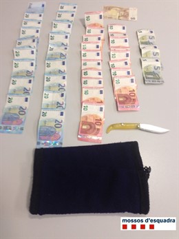 Billetes y navaja intervenidos por los Mossos d'Esquadra en Lleida