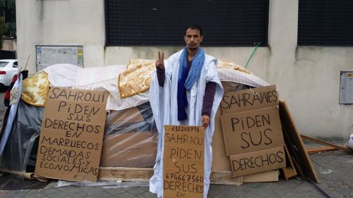 Mohamed, activista saharaui, en huelga de hambre frente a la embajada marroquí