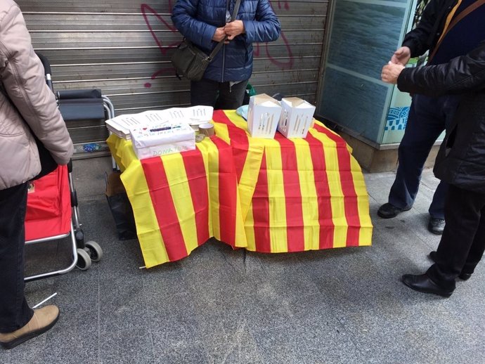 Venta de farolillos con estelada para la cabalgata de Reyes en Badalona