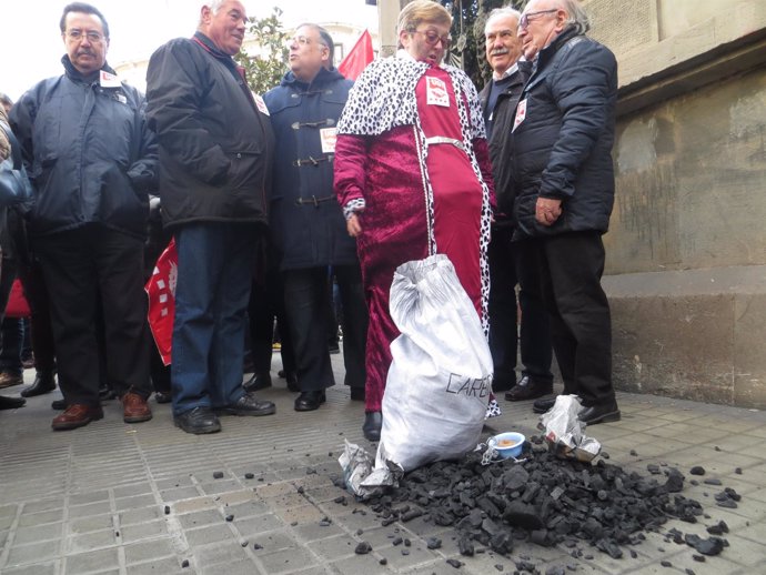 Entrega de carbón en la delegación del Gobierno en Barcelona