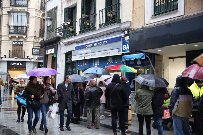 Colas para comprar décimos en Doña Manolita en Madrid, Lotería de Navidad