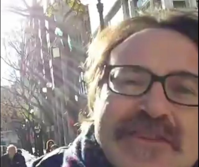 El concejal Giuseppe Grezzi en un momento de la grabación