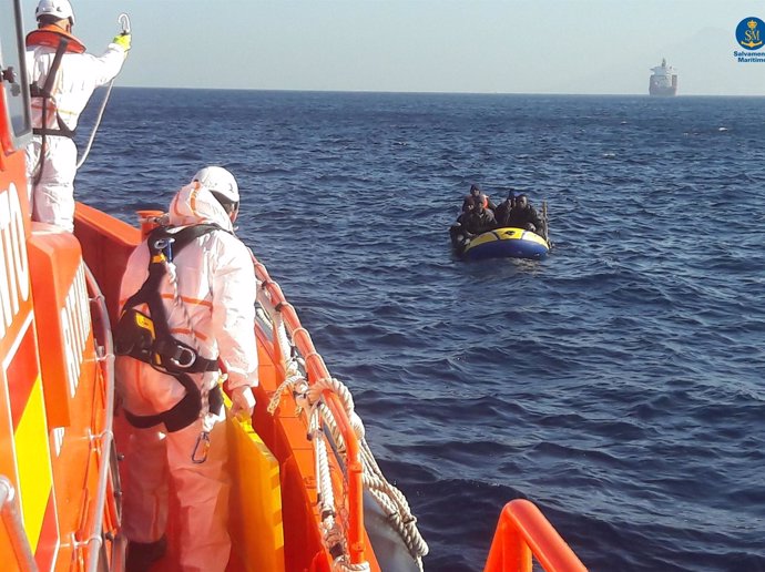 Rescatados los seis ocupantes de una embarcación hinchable en el Estrecho