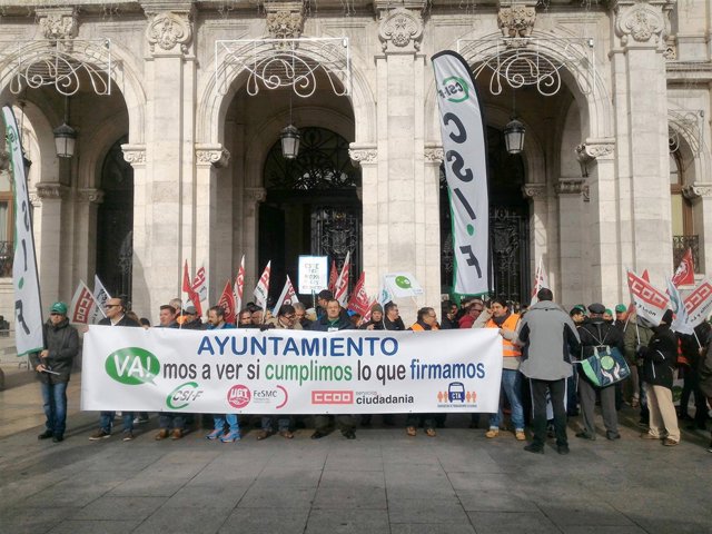 Los trabajadores de Auvasa a las puertas del Ayuntamiento tras la manifestación