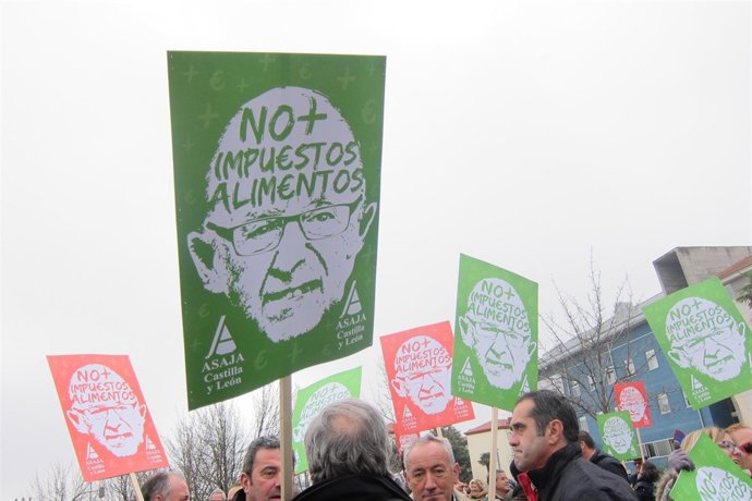 Pancartas de Asaja contra Montoro para que retire el impuesto