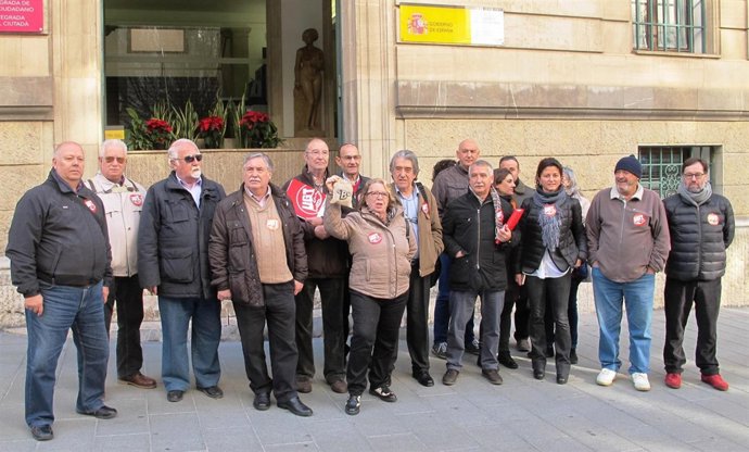 UGT entrega carbón en la Delegación del Gobierno