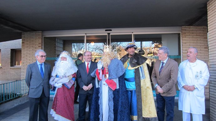 Lambán recibe a los Reyes Magos en el Hospital Infantil de Zaragoza