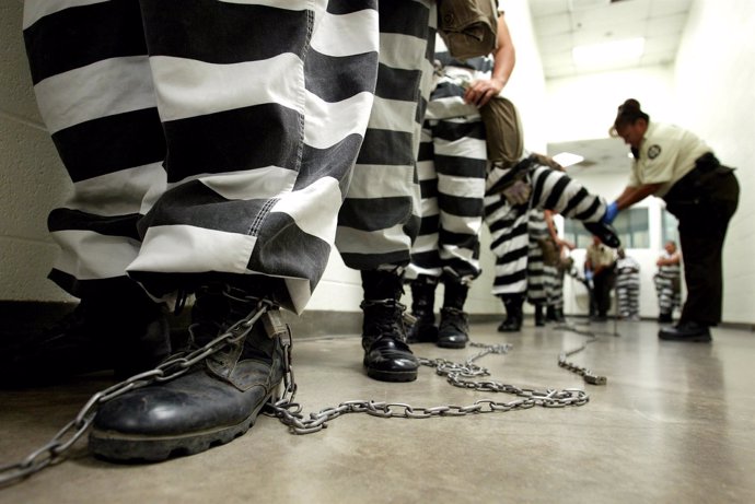 Mujeres de una cárcel de Arizona esperan para realizar labores penitenciarias.