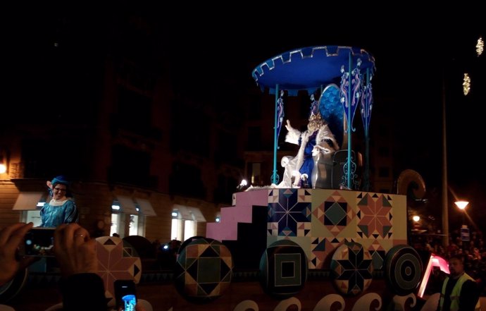 El Rey Melchor saluda durante la Cabalgata 2017 de Palma