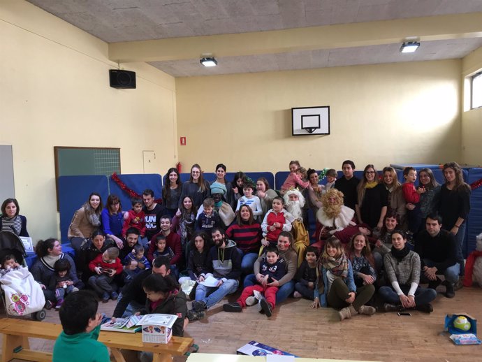 Voluntarios y niños de la escuela de Navidad de la Asociación Navarra de Autismo