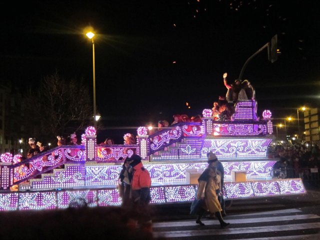 Gaspar lanzando caramelos