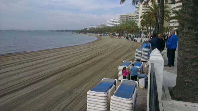 Playa de La Fontanilla en Marbella tras actuación de Costas
