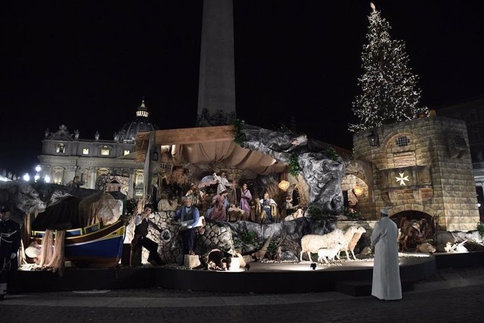 El Papa Francisco frente al Belén de la Plaza de San Pedro