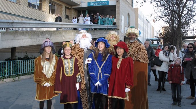 Los Reyes Magos llevan regalos a los niños del Hospital Infantil de Zaragoza