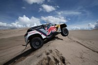 Loeb se impone en la quinta etapa y Peterhansel es líder